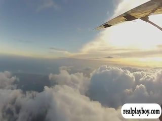 Εύρωστος badass babes νερό surfing και skydiving σε hawaii