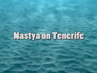 Χαριτωμένο nastya κολυμπώντας γυμνός/ή σε ο θάλασσα
